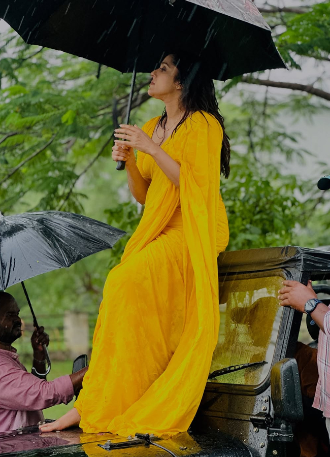 Anchor rashmi gautam looks gorgeous with yellow saree in rain photos7