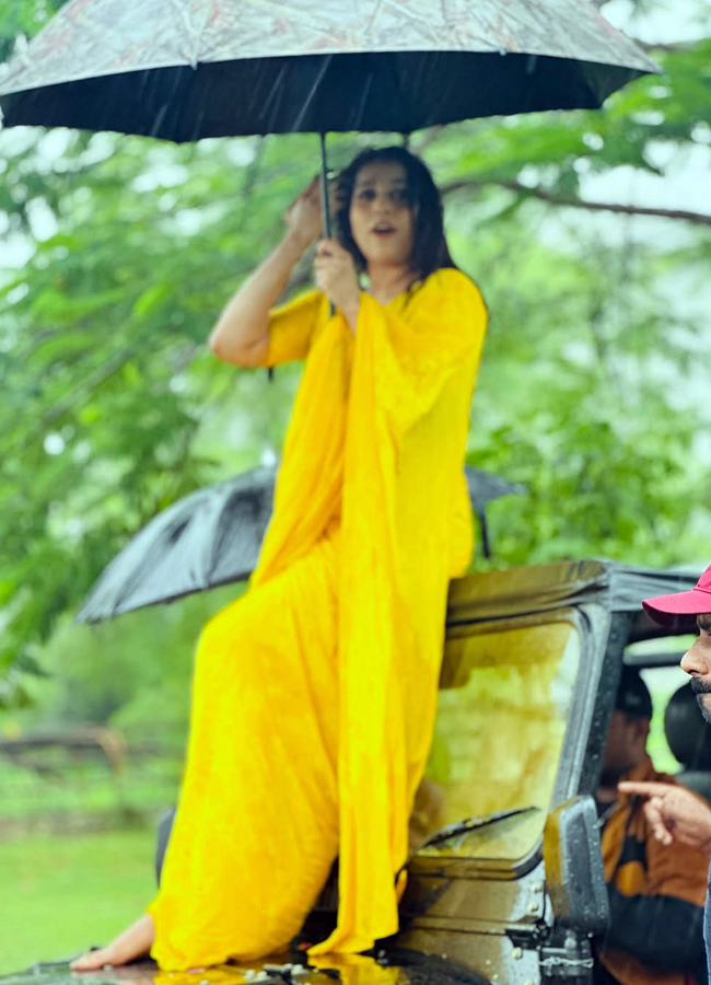 Anchor rashmi gautam looks gorgeous with yellow saree in rain photos8
