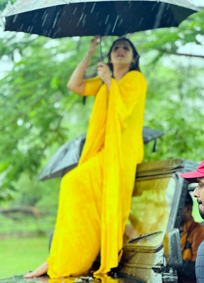 Anchor rashmi gautam looks gorgeous with yellow saree in rain photos9