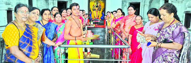 పేదలకు ఉచిత విద్య, వైద్యం అందించాలి4