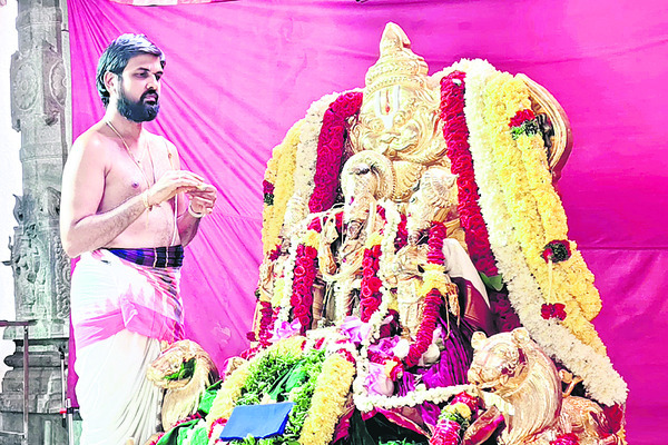 రామయ్యకు సువర్ణ పుష్పార్చన1
