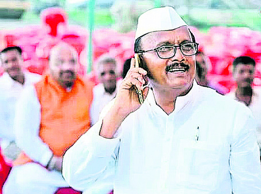 ఇళ్ల పంపకం.. అవినీతి సంకటం1