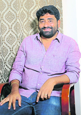 యువతను నమ్మించి వంచించింది
1