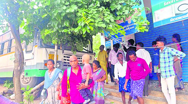 ద్వారకాతిరుమలలో ఆర్టీసీ బస్సుకు బ్రేక్లు విఫలం 2