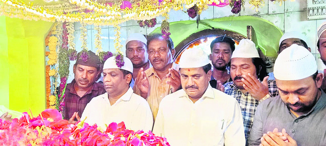 అన్ని మతాలకు ప్రాధాన్యం1