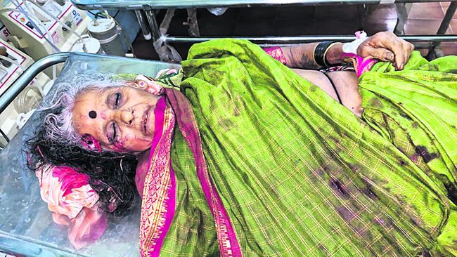గుర్తు తెలియని వాహనం ఢీకొని మహిళ మృతి1