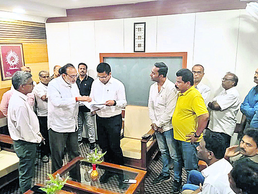 ‘పేపర్ మిల్లు ఉద్యోగుల వేతనాలు చెల్లించాలి’1