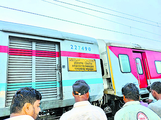తెగిన హిరాఖండ్ బోగీలు 3