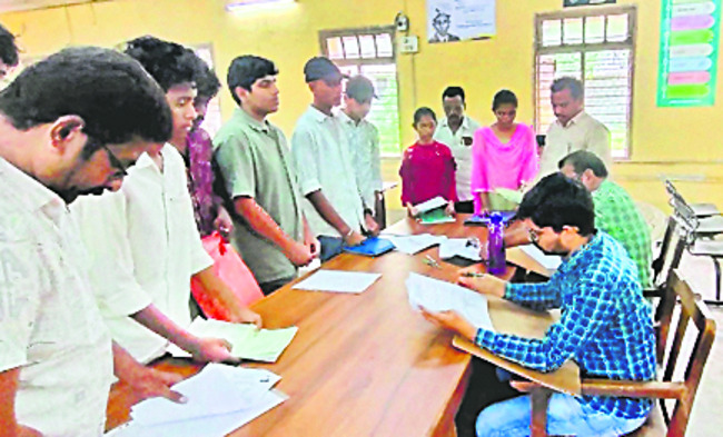 కొనసాగుతున్న సర్టిఫికెట్ల పరిశీలన 1
