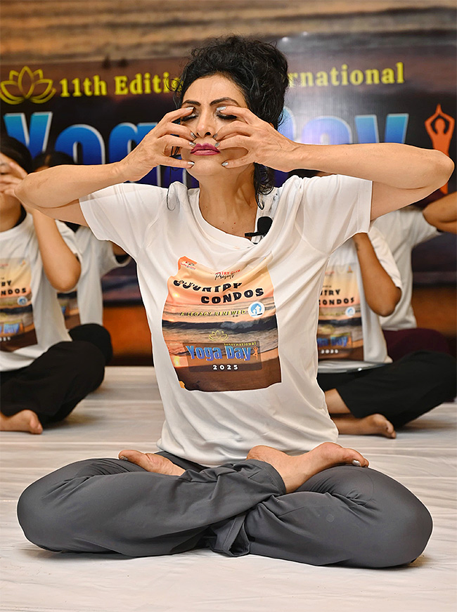 యోగా వేడుకల్లో సందడి చేసిన ఇంటర్నేషనల్‌ యోగా ట్రైనర్‌ సిమ్రాన్ ...