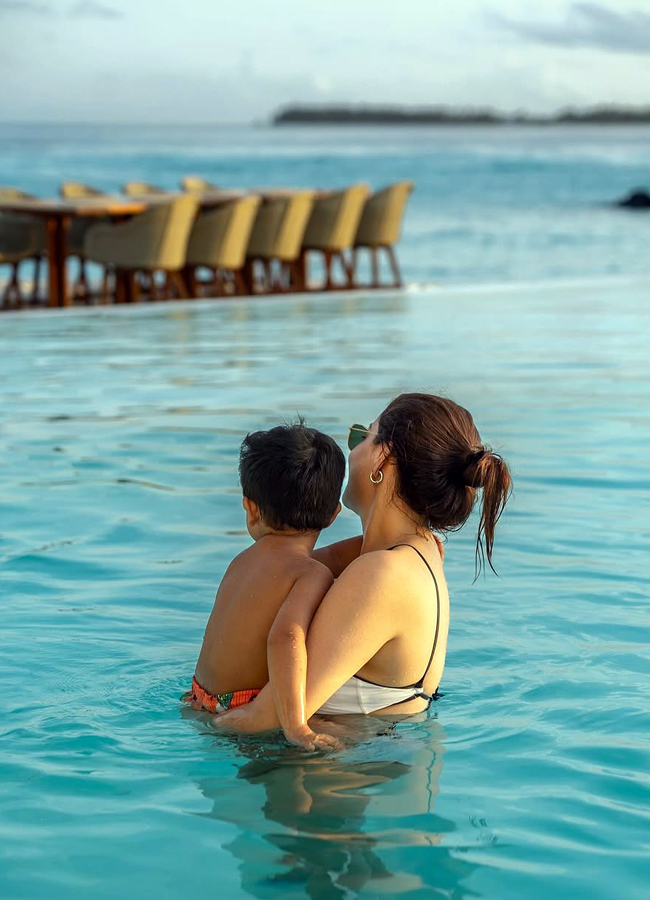Kajal enjoys birthday vacation with family (Photos)5