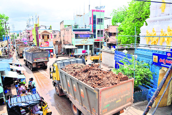 ● చెరువు మట్టి.. చెరబట్టి!2