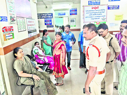 ట్రాలీ లారీని ఢీకొన్న ఆర్టీసీ బస్సు 1