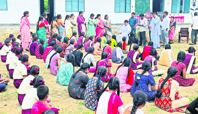 మెనూ ప్రకారం భోజనం అందించాలి1