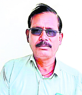 ట్రాక్టర్ బోల్తా.. అన్నదాత దుర్మరణం
1