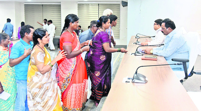 ఫిర్యాదులు త్వరగా పరిష్కరించాలి
1