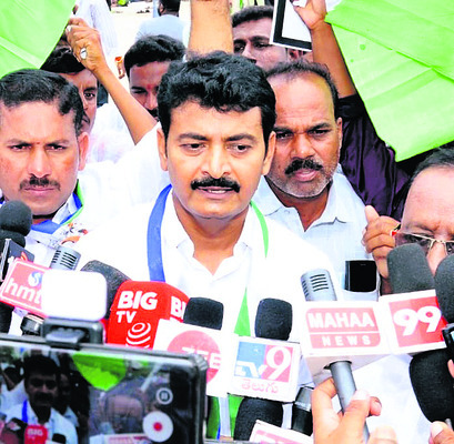 ఊసే లేని ఫీజు రీయింబర్స్‌మెంట్‌  
1