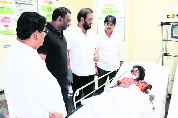 గిరిజన బాలికకు నల్లపరెడ్డి పరామర్శ
1