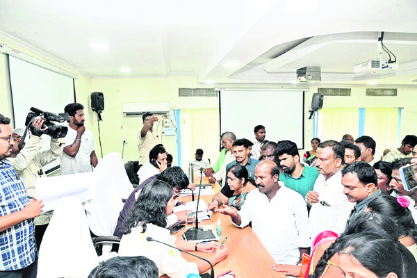 26 సార్లు ఫోన్చేసినా కలెక్టర్ స్పందించలే..!1