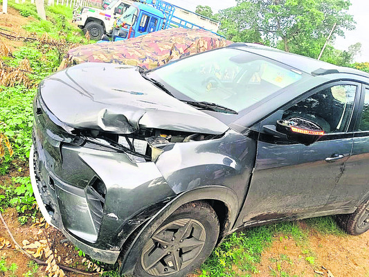 రోడ్డు ప్రమాదంలో హెచ్‌సీకి తీవ్ర గాయాలు1