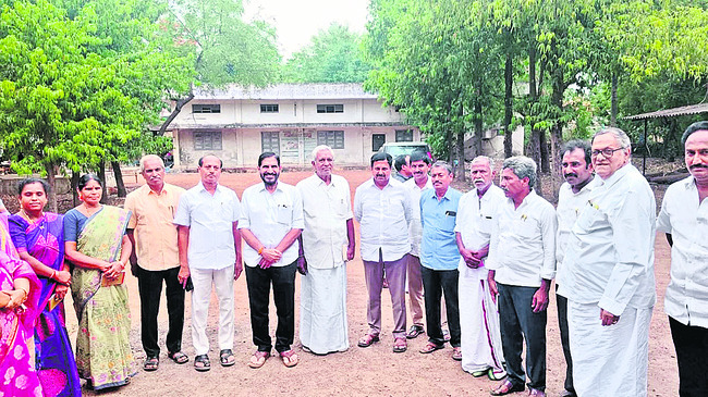 గిరిజన బాలికకు నల్లపరెడ్డి పరామర్శ
2