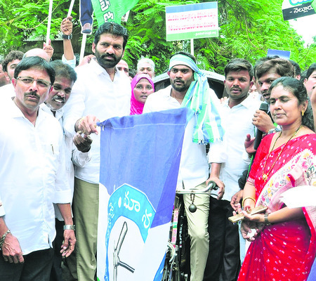 నిరుద్యోగ భృతి ఇవ్వాలంటూ కదంతొక్కిన యువత4
