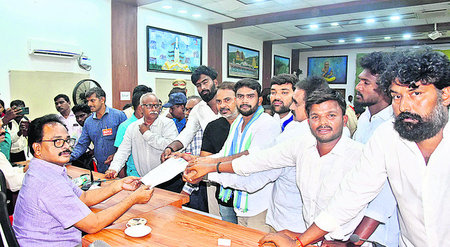 నిరుద్యోగ భృతి ఇవ్వాలంటూ కదంతొక్కిన యువత7