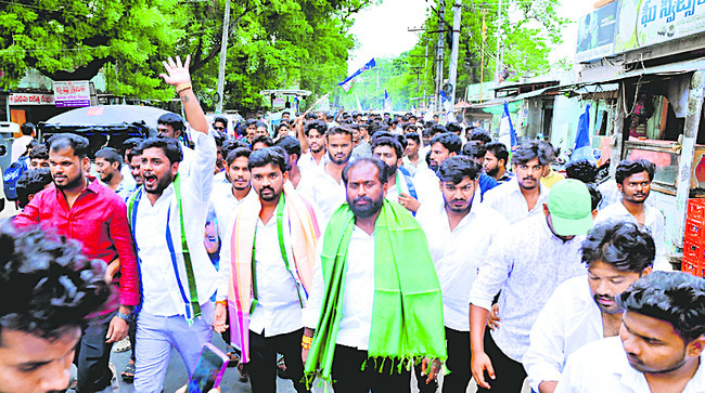అడుగడుగునా అడ్డగింత1