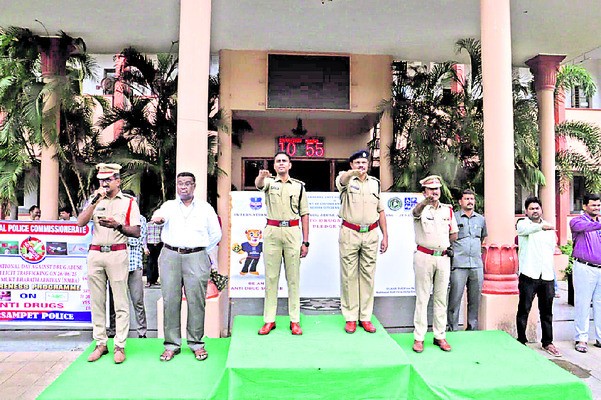 యువత సన్మార్గంలో నడిచి ఆదర్శంగా నిలవాలి1