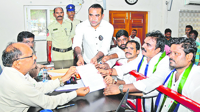 పిడికిళ్లు ఎగసి!3