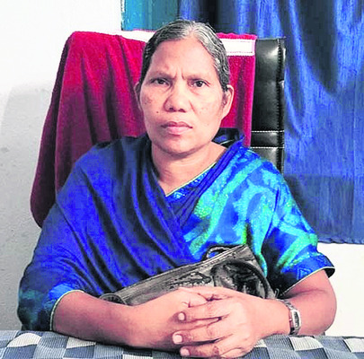 కూలిన భారీ చెట్టు 2