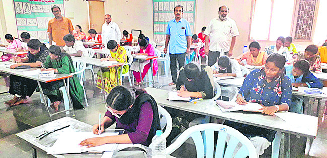 సౌత్ జోన్ హాకీ పోటీలకు పమిడిముక్కల విద్యార్థులు
2