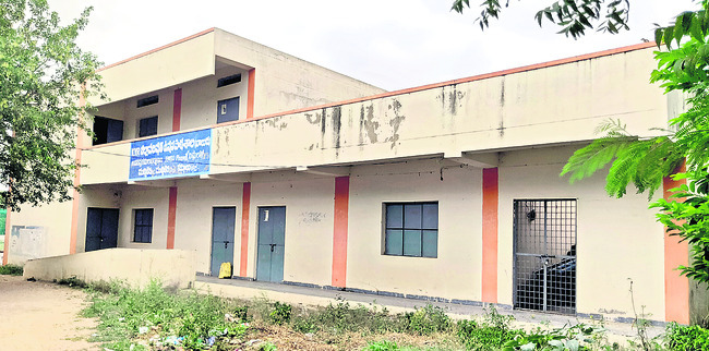 టీడీపీ నాయకుడిపై చర్యలు తీసుకోండి 1