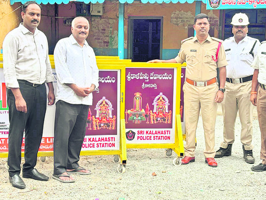 పోలీస్స్టేషన్కు బారికేడ్ల వితరణ1
