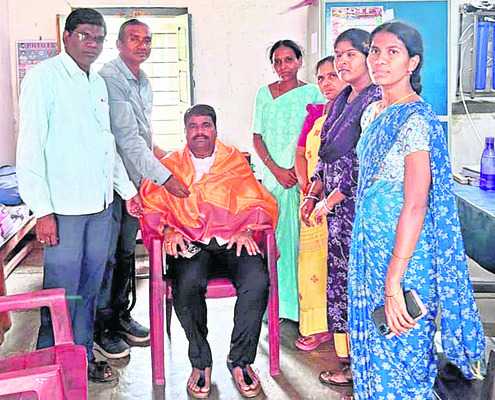 ప్రైవేట్స్కూల్ వాహనాలు అడ్డుకున్న గ్రామస్తులు
1