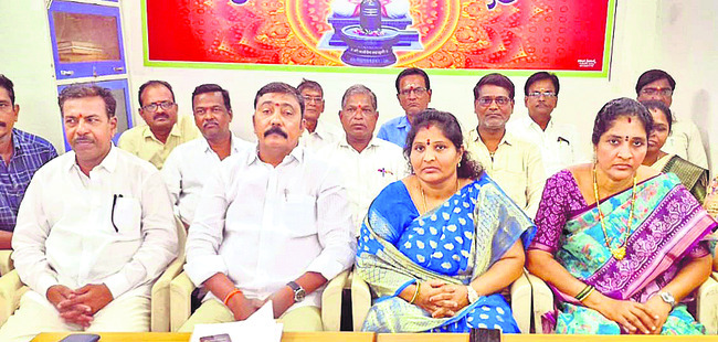 ప్రైవేట్స్కూల్ వాహనాలు అడ్డుకున్న గ్రామస్తులు
3