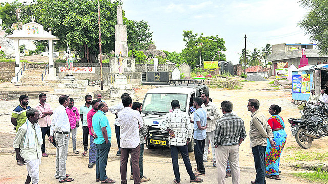 ప్రైవేట్స్కూల్ వాహనాలు అడ్డుకున్న గ్రామస్తులు
2
