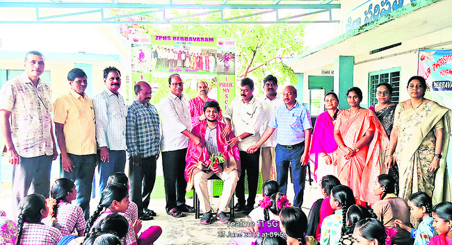 కలెక్టర్ను కలిసిన ఉద్యోగ సంఘాల బాధ్యులు1