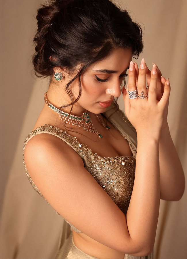 Actress Krithi Shetty Trending Photos4