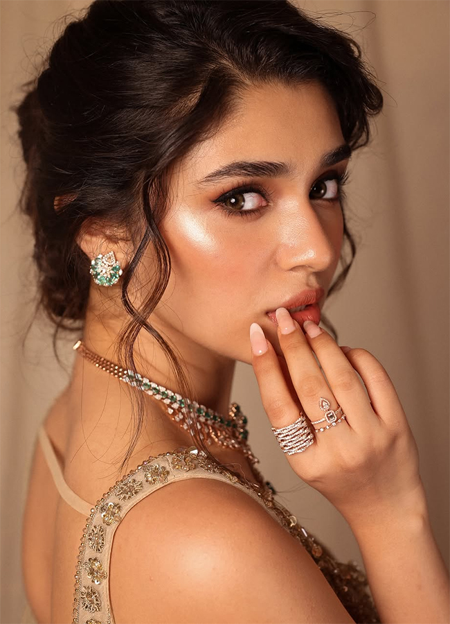 Actress Krithi Shetty Trending Photos5