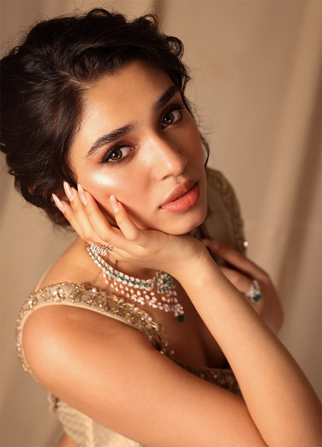 Actress Krithi Shetty Trending Photos7