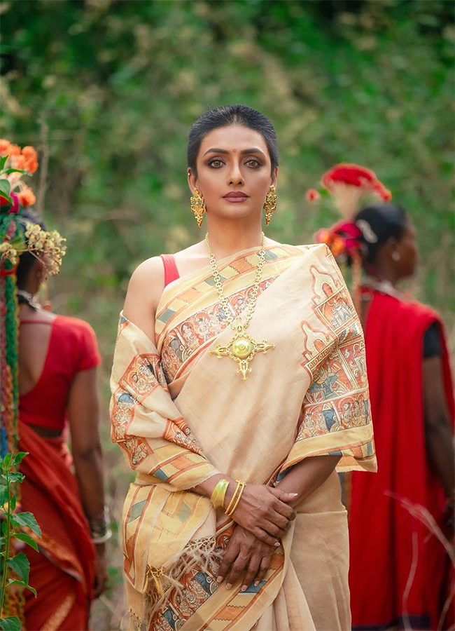 Bhanupriya Sister Shanti Priya Look with Shaved Head Goes Viral10