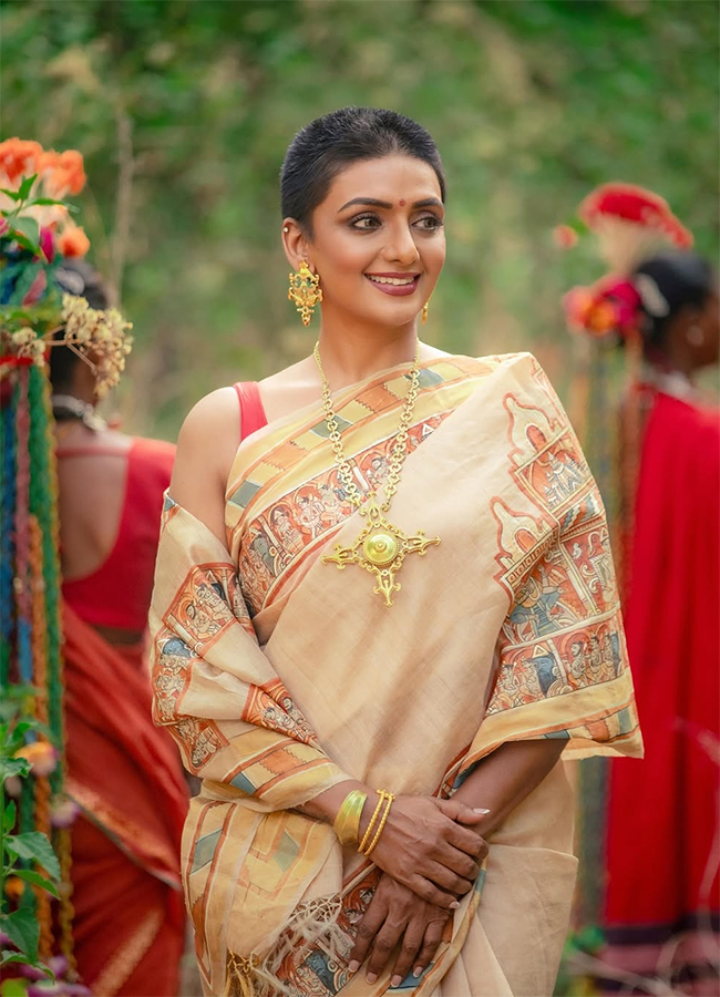 Bhanupriya Sister Shanti Priya Look with Shaved Head Goes Viral11