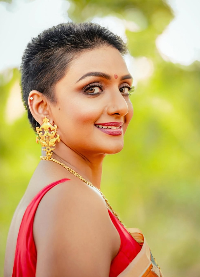 Bhanupriya Sister Shanti Priya Look with Shaved Head Goes Viral13