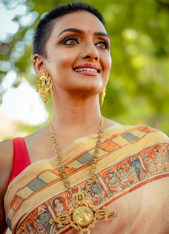 Bhanupriya Sister Shanti Priya Look with Shaved Head Goes Viral2