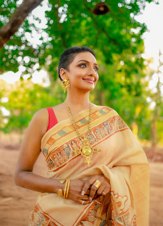 Bhanupriya Sister Shanti Priya Look with Shaved Head Goes Viral3