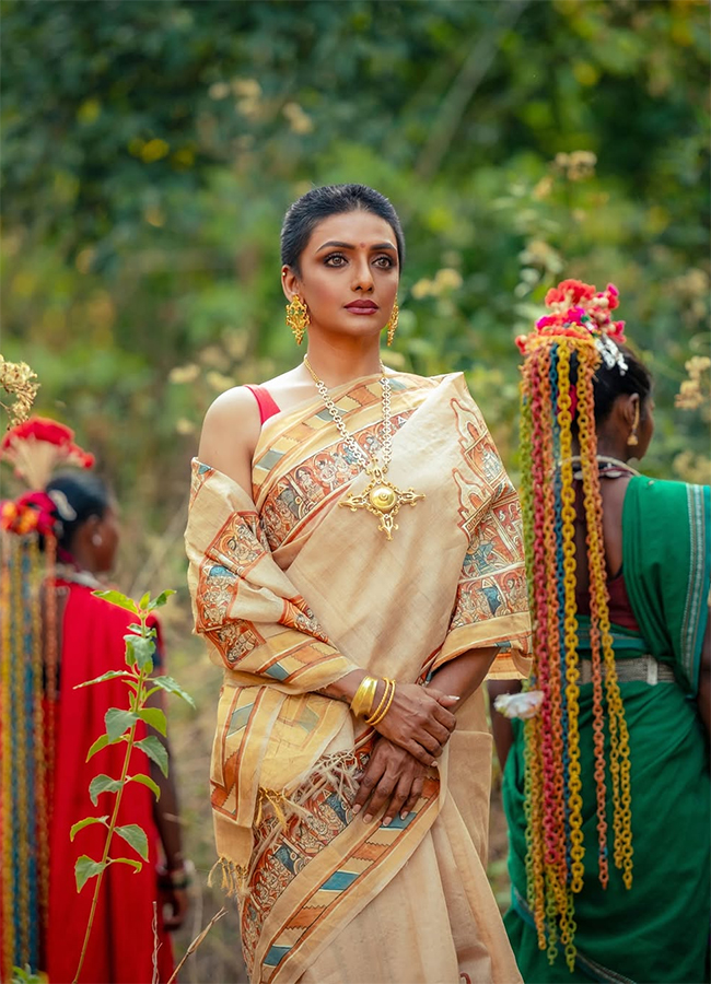 Bhanupriya Sister Shanti Priya Look with Shaved Head Goes Viral6