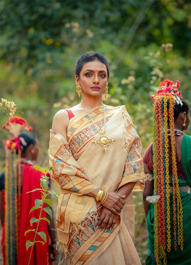 Bhanupriya Sister Shanti Priya Look with Shaved Head Goes Viral9