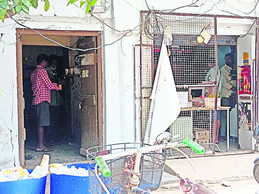 ఎక్కడ పడితే అక్కడే కిక్కు1