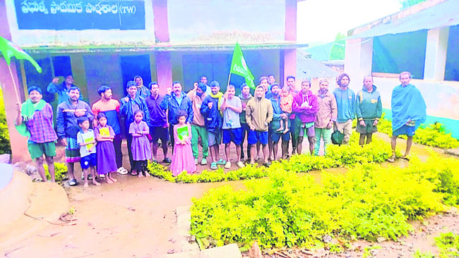 ఉపాధ్యాయులు లేక...చదువులు సాగక1